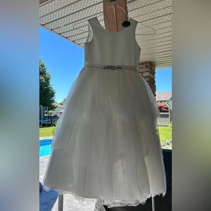 Girls Flower Girl Dress (belt has two little crystals missing) 3 tier Size 4